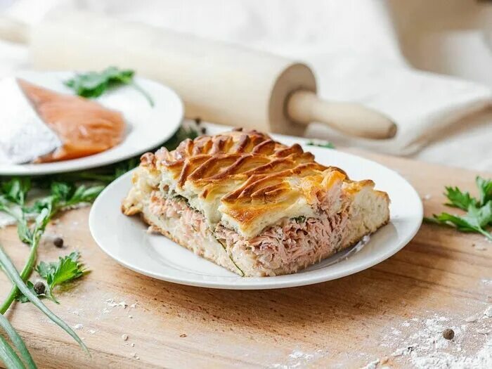 Штолле с рыбой. Пирог штолле на куски. Мужчина с рыбным пирогом. Пирожки с селедкой. Пироги штолле с капустой.