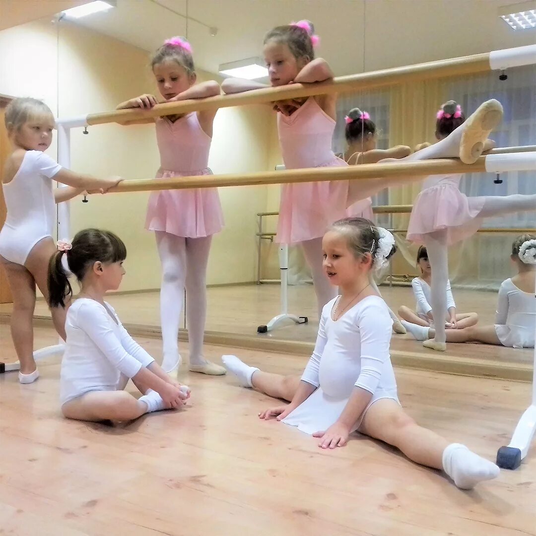 дети танцуют в садике. занятия танцами с детьми. ритмика в детском саду. хореография для детей. занятия хореографией в детском саду.