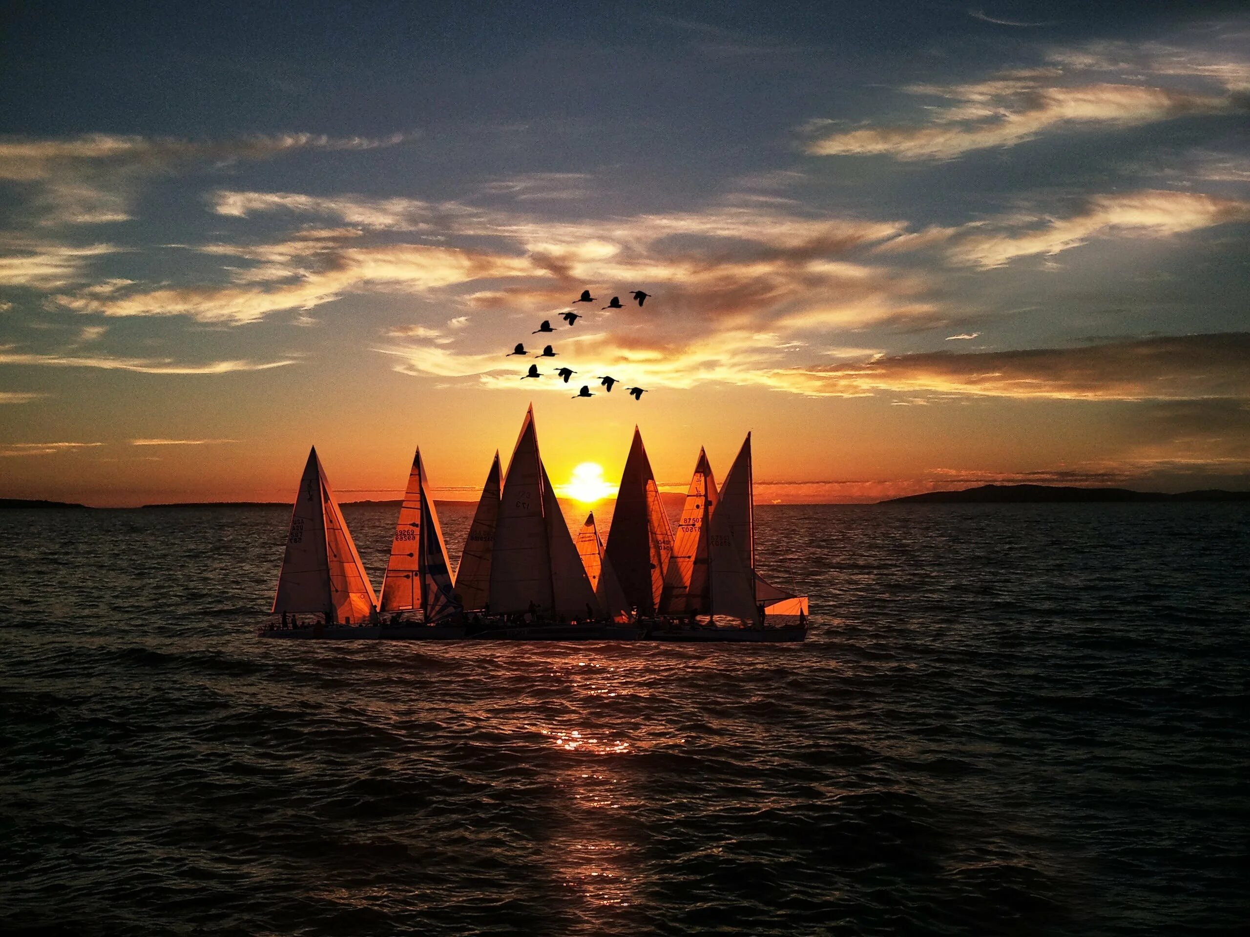 Корабль вдали. Корабль в море. Закат на море. Парусник на закате. Корабль на горизонте.