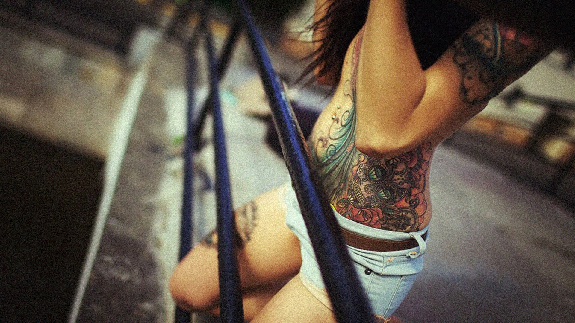 тату на спине для девушек. стильные тату для девушек. Alis volat propriis тату. красивые тату для девушек. татуировка на спине у девушки.