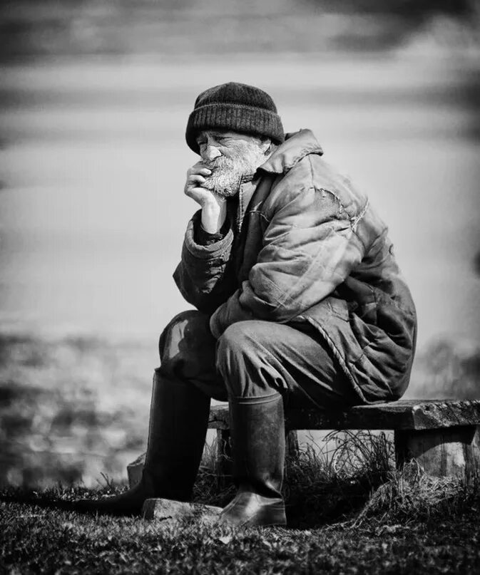 Размышление отец. Старик сидит. Одинокий старик. Старик на скамейке. Одинокий дедушка.