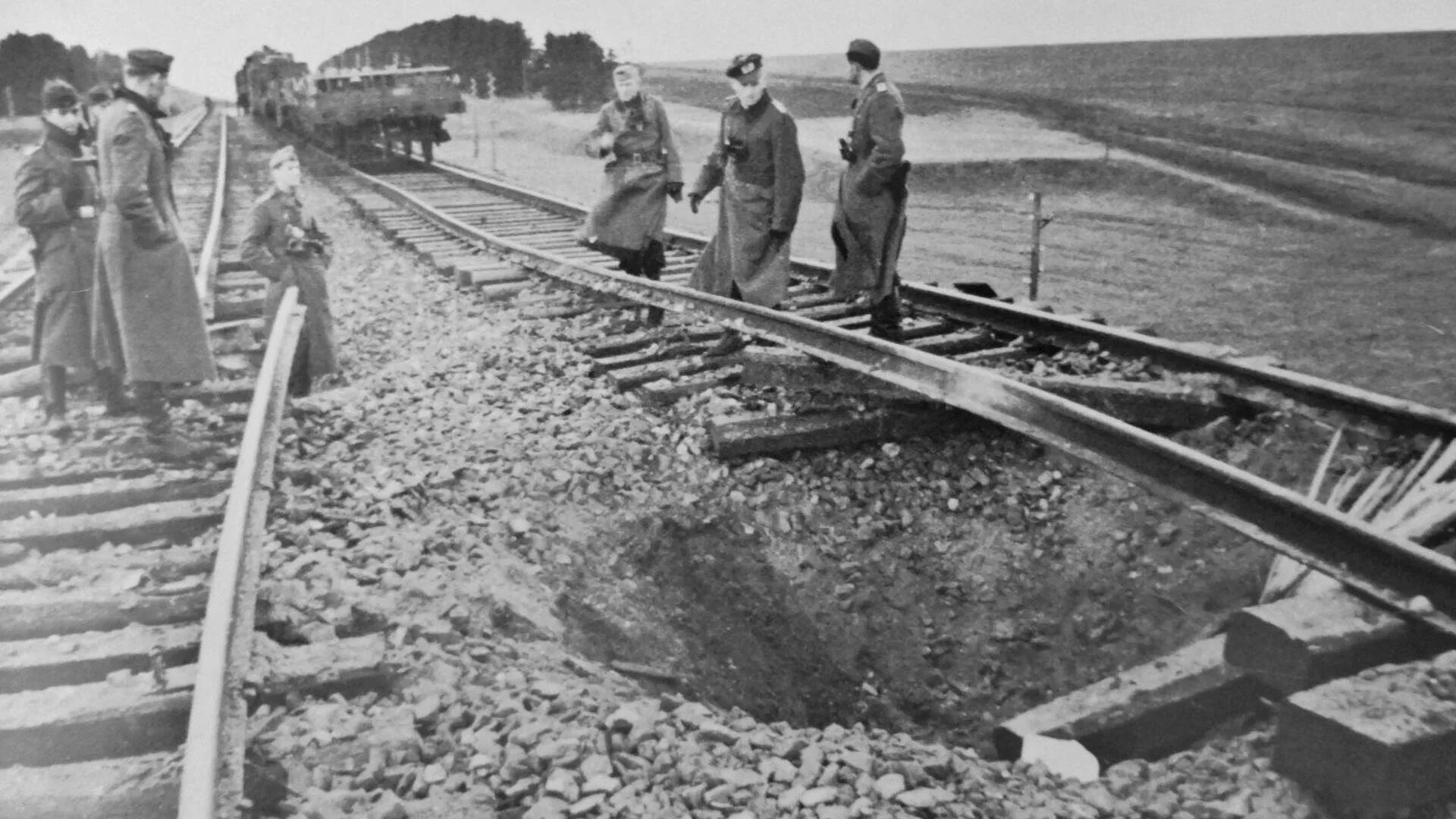 Партизаны пускали поезда под