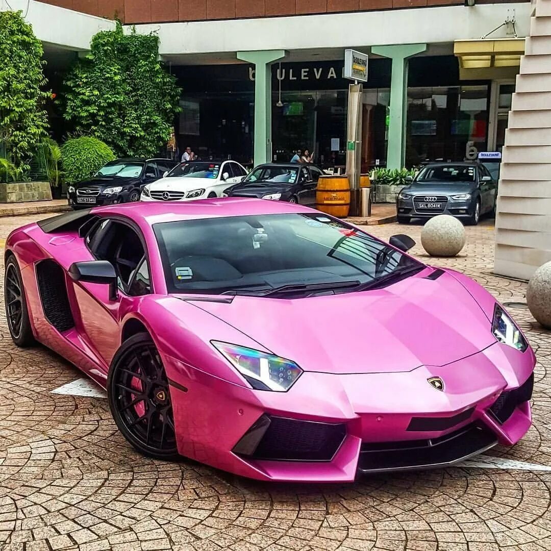 Где розовые машины. Ламборджини авентадор розовая. Lamborghini Aventador lp700-4 розовая. Ламборджини авентадор розовое золото. Ламборджини авентадор 2022.