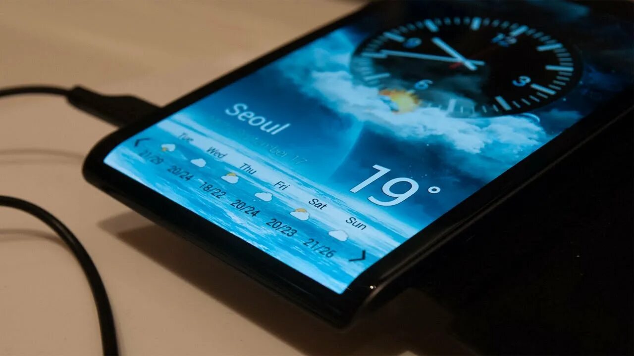 Гнущий смартфон. Самсунг ноут с изогнутым экраном. samsung note с изогнутым экраном. samsung с изогнутым экраном смартфон. телефон с выпуклым экраном.