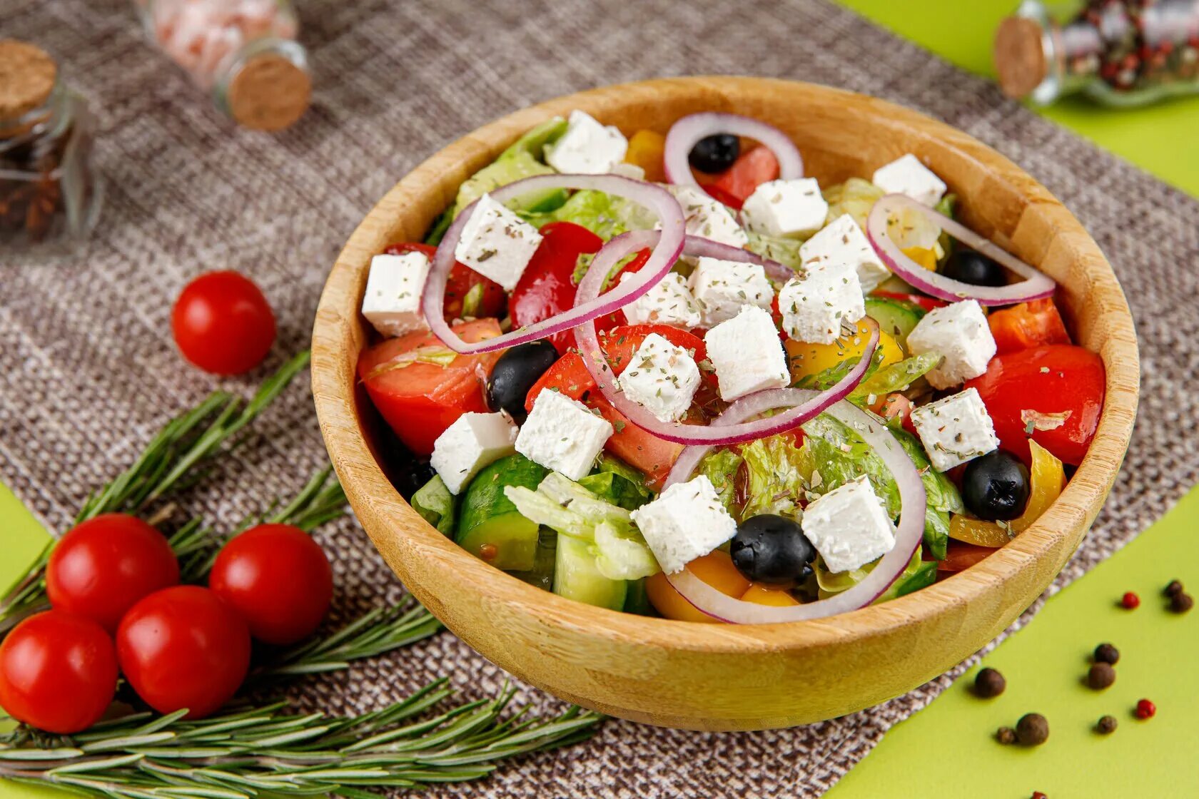 Сыр для греческого салата фетакса. Greek salad(греческий салат). Какой салат нужен для греческого салата. Листья салата для греческого. Greek salad(греческий салат).