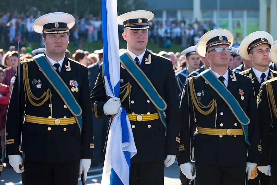 Офицер военно морского флота. "День Северного флота" парад в Североморске. Знаменная группа ВМФ. Офицер ВМФ на параде. ВМФ Североморск.