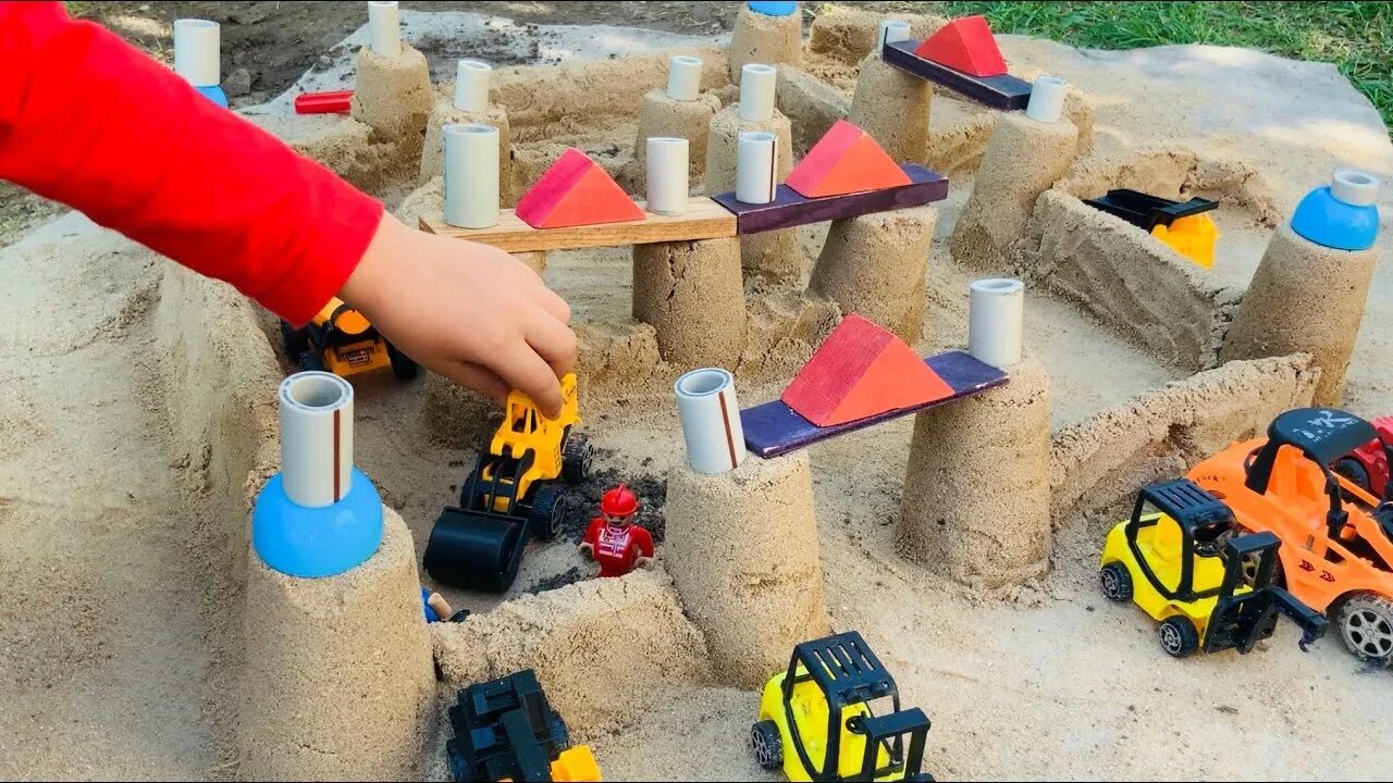 Drive a car make a sandcastle. Постройки из песка. Домики из песка в песочнице. Постройки из песка для детей. Песочный замок в песочнице.