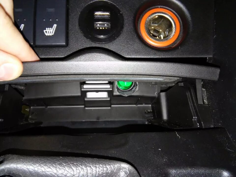 Mazda 6 прикуриватель. Мазда 3 2008 года USB разъем. Юсб разъем в мазду 3. Мазда СХ-5 разъем флешки. Где находится адаптер