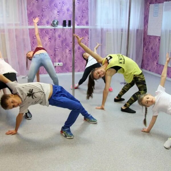 Танцы измайлово. Школа танцев в гольяново для детей. Зумба в парке челябинск. Танцы для детей измайлово. Pole dance первомайская.
