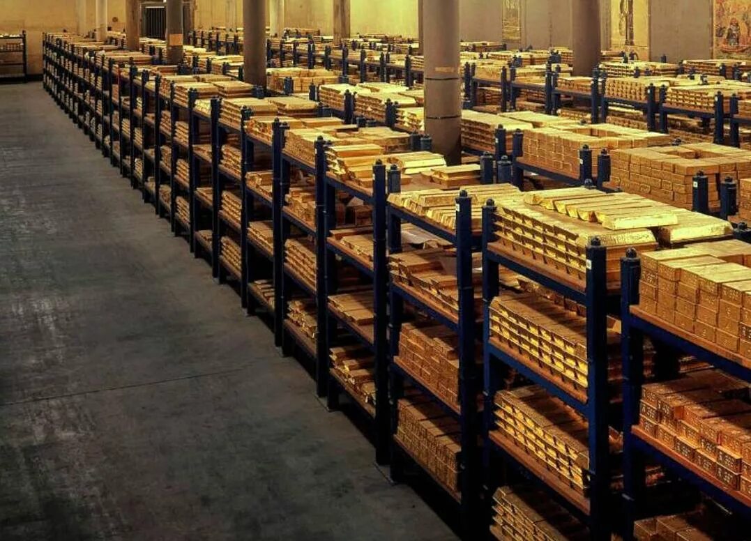 Тонна запас. Запасы золота по странам. Конфискованное золото в слитках. Хранилище с золотом. Тонна запас.