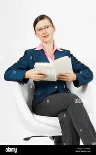 Сидящая женщина с книгой