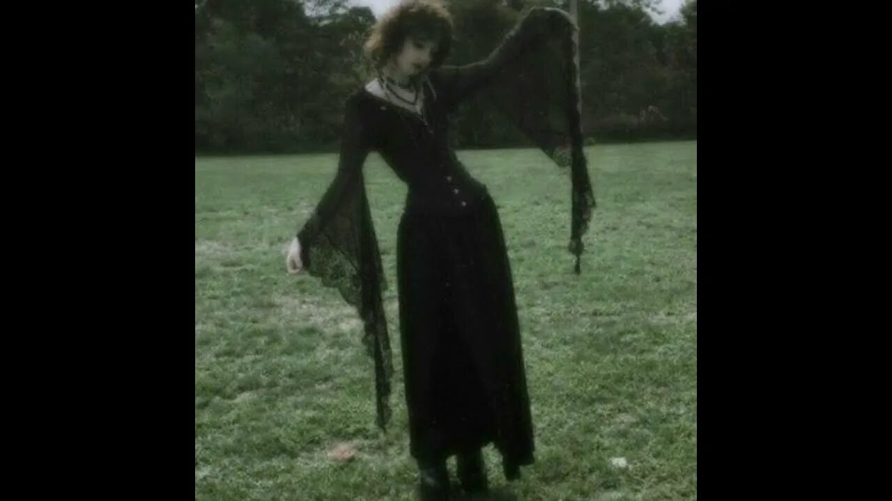 Lebanon hanover ларисса айсгласс. Трек lebanon hanover-gallowdance. Lebanon hanover gallowdance обложка. Gallowdance обложка. Lebanon hanover спб март 2022.