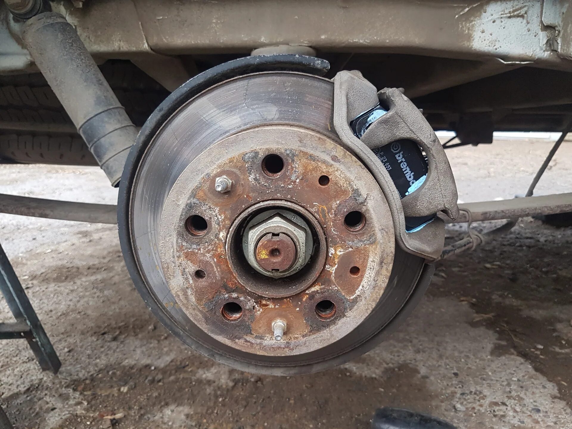 4. Задние колодки фиат линеа 2011. Тормозные диски фиат дукато 250. Задние дисковые тормоза фиат. Задний диск фиат дукато 250.