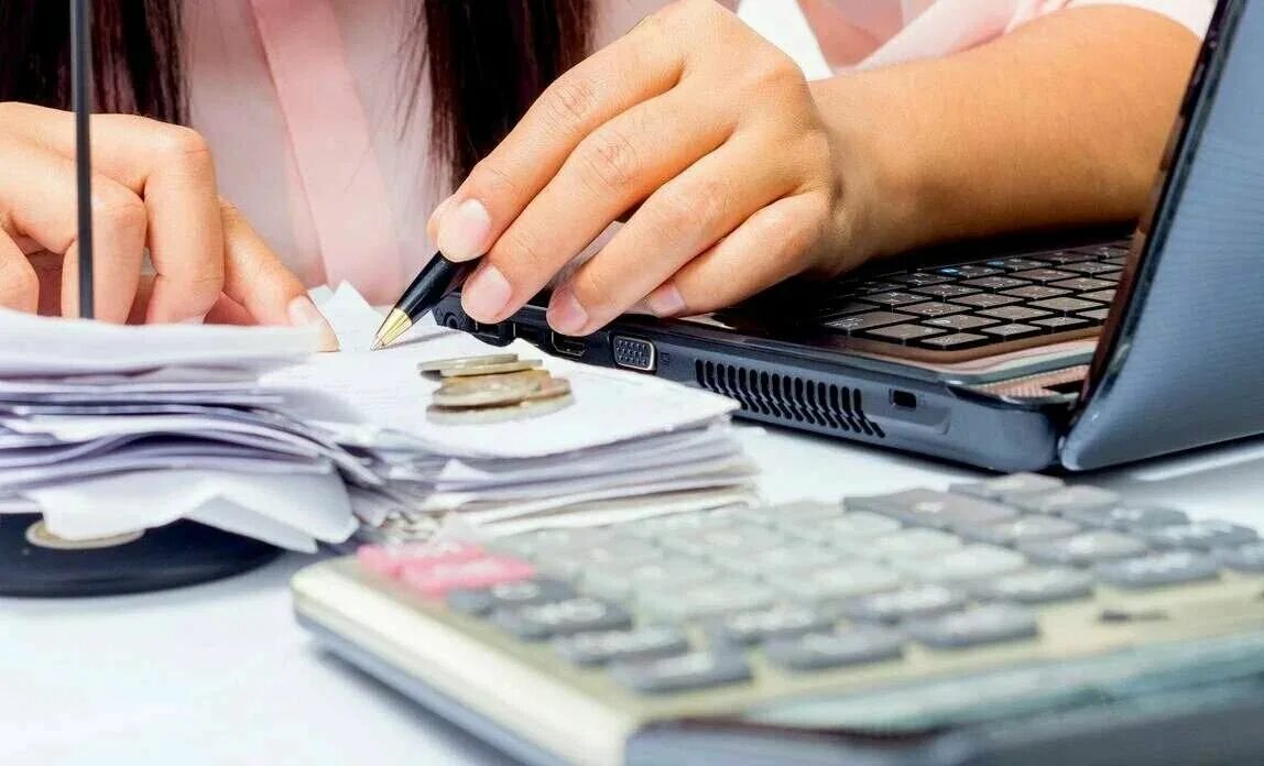 Человек подписывает контракт. Оформление документов. Письменная форма. Подписание бухгалтерских документов. Электронная банковская гарантия.