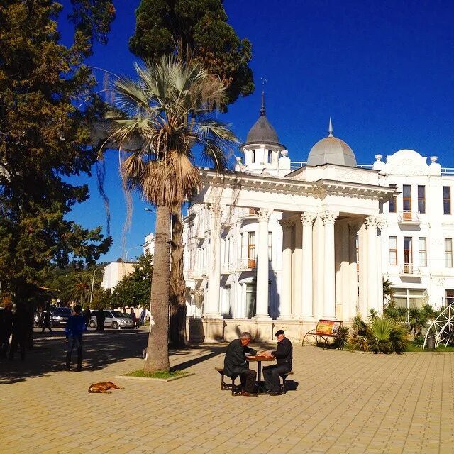 Iskcon сухум. абхазия город сухум. архитектура в сухуме стиль. абхазия сухум аттракционы. клубы сухума.