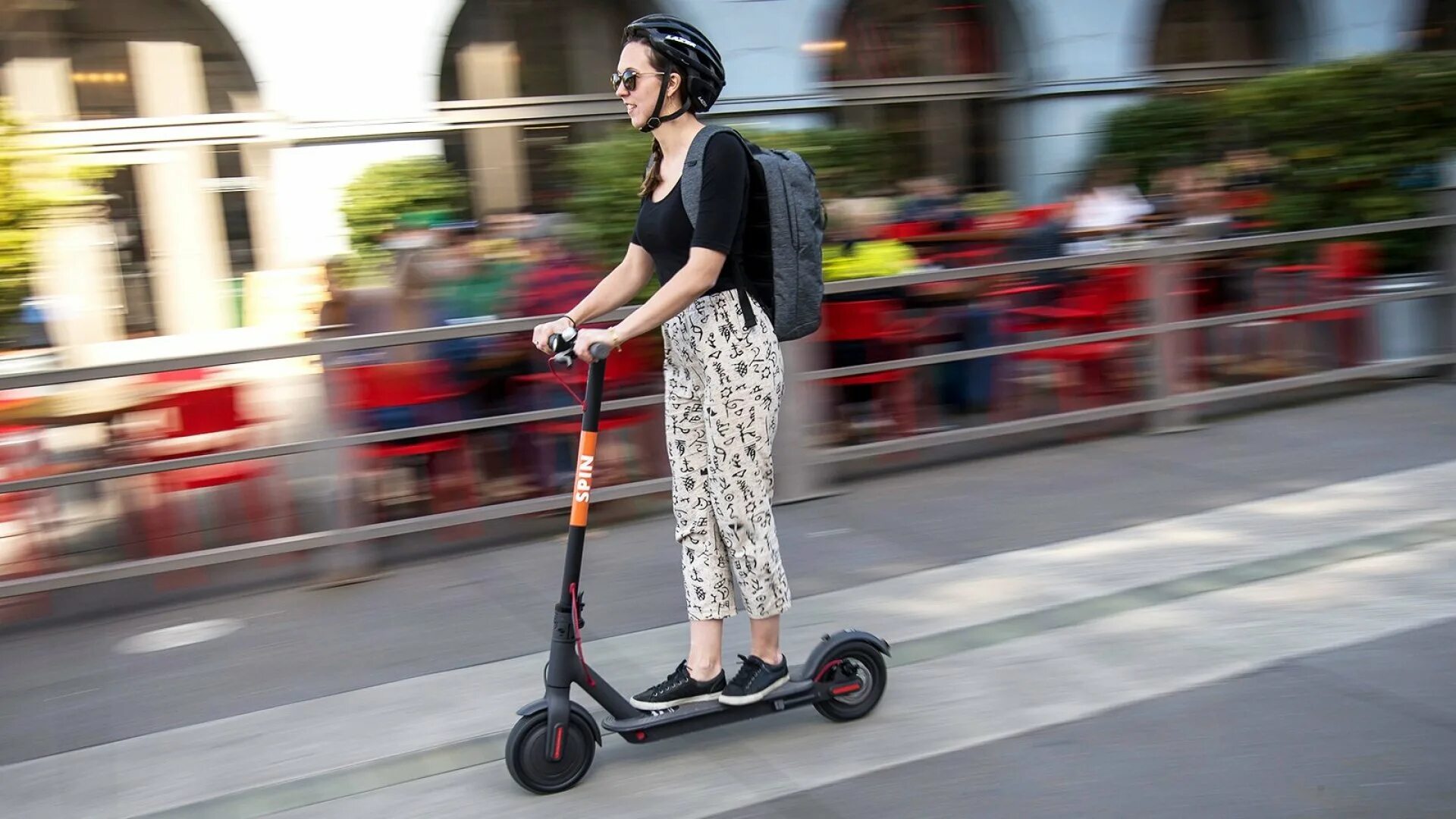 Самокат City riding Scooter. Самокат стрит рейсер. Электросамокат в руках.