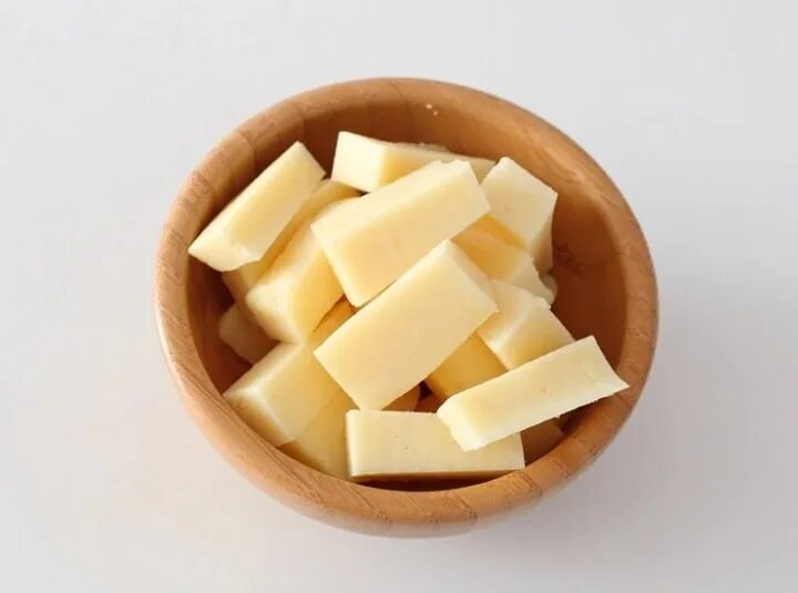 Маленький кусочек сыра. Порезать сыр небольшими кусочками. Сыр нарезанный. Сыр маленький. Небольшие ломтики.