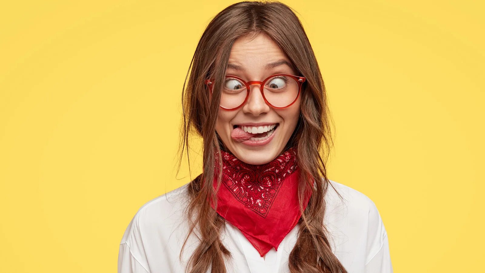 She was amusing girl i have. Девушка эмоции. Безумная девушка. Девушка косит глаза. Сумасшедшие фотосессии.