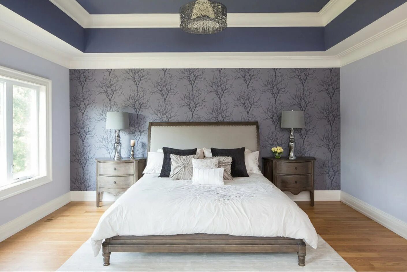 Две стены и потолок. Красивые потолки в квартире. Стильный интерьер комнаты. Две стены и потолок. Спальня с низким потолком.