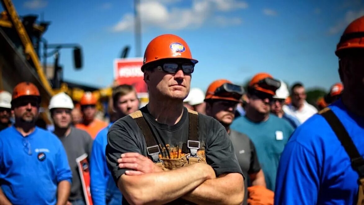 Четверо рабочих. Человек засыпало зерном. Оказаться рабочий. Оказаться рабочий. Рабочие на стройке.