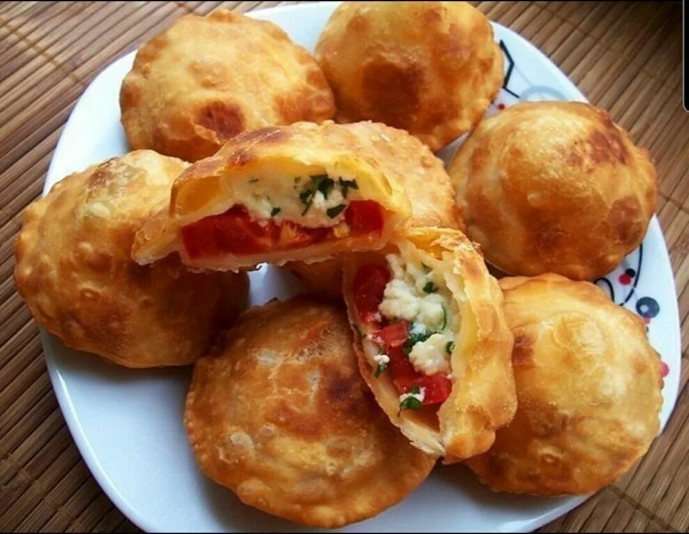 Пирожки бомбочки. Пирожки бомбочки с помидорами. Пирожки с сырной начинкой. Пирожки из заварного теста