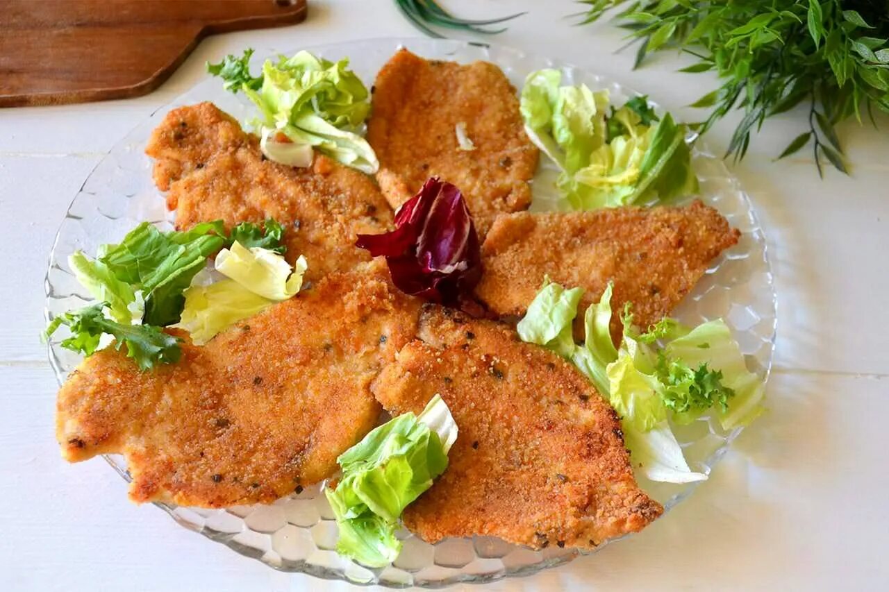 Отбивные из куриной грудки в панировочных. Отбивная эскалоп. отбивная в панировке. куриные грудки в панировке. шницель куриный в панировке.