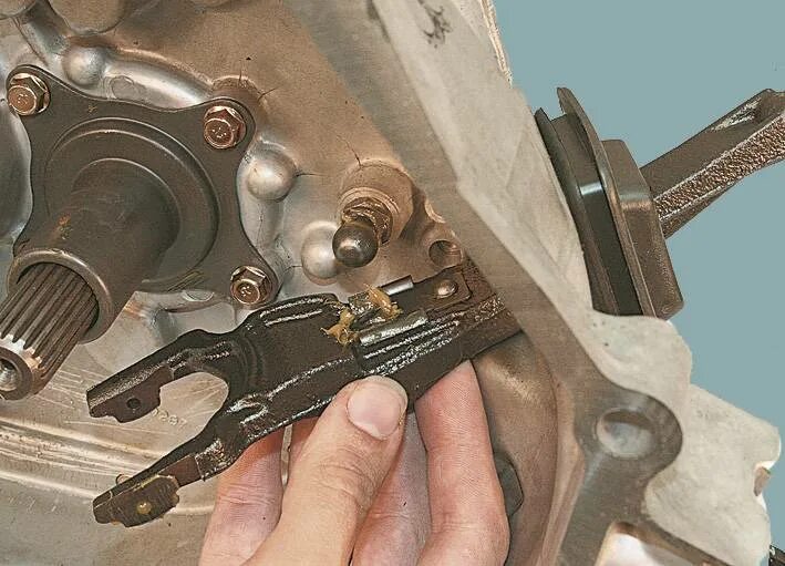 Как поменять лапку сцепления. Упор вилки сцепления chery. вилка сцепления ваз 21213. болт фиксатор лапки сцепления mitsubishi lancer 9. упор вилки сцепления рено логан.