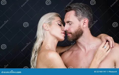 Reddit. https://ru.dreamstime.com/поцелуи-чувственная-женщина-обнимает-голо...
