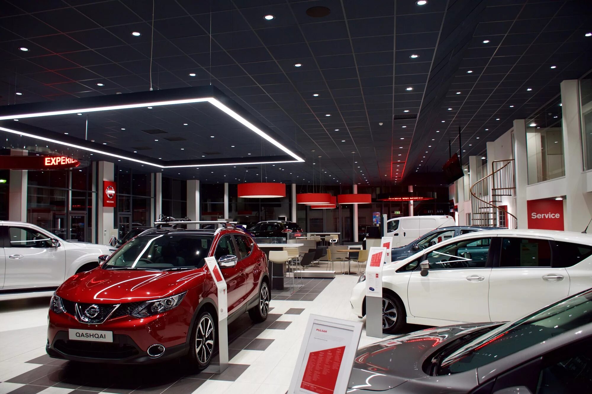 Москва фото ниссан. Nissan showroom. ниссан шоурум. шоу рум nissan. nissan car dealer.