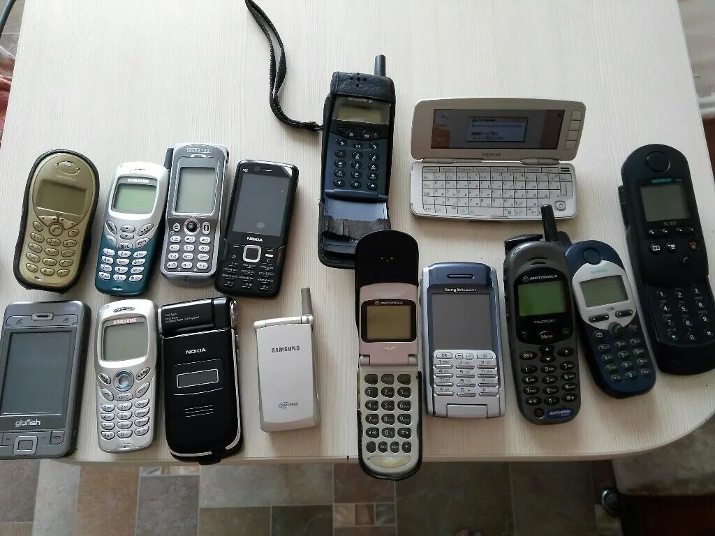 Покупают старые телефоны. Старые мобильные телефоны. Мобильники 80-х. Магазин старые Сотовые. 1993 Мобильники.
