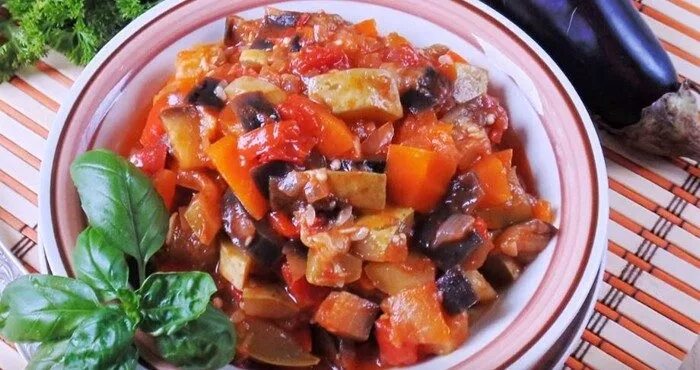 Рецепт рагу баклажаны с помидором рагу. Овощное рагу с баклажанами перцем и помидорами. кабачки тушеные с баклажанами. овощное рагу с кабачками и баклажанами. рагу из баклажанов и кабачков с помидорами.