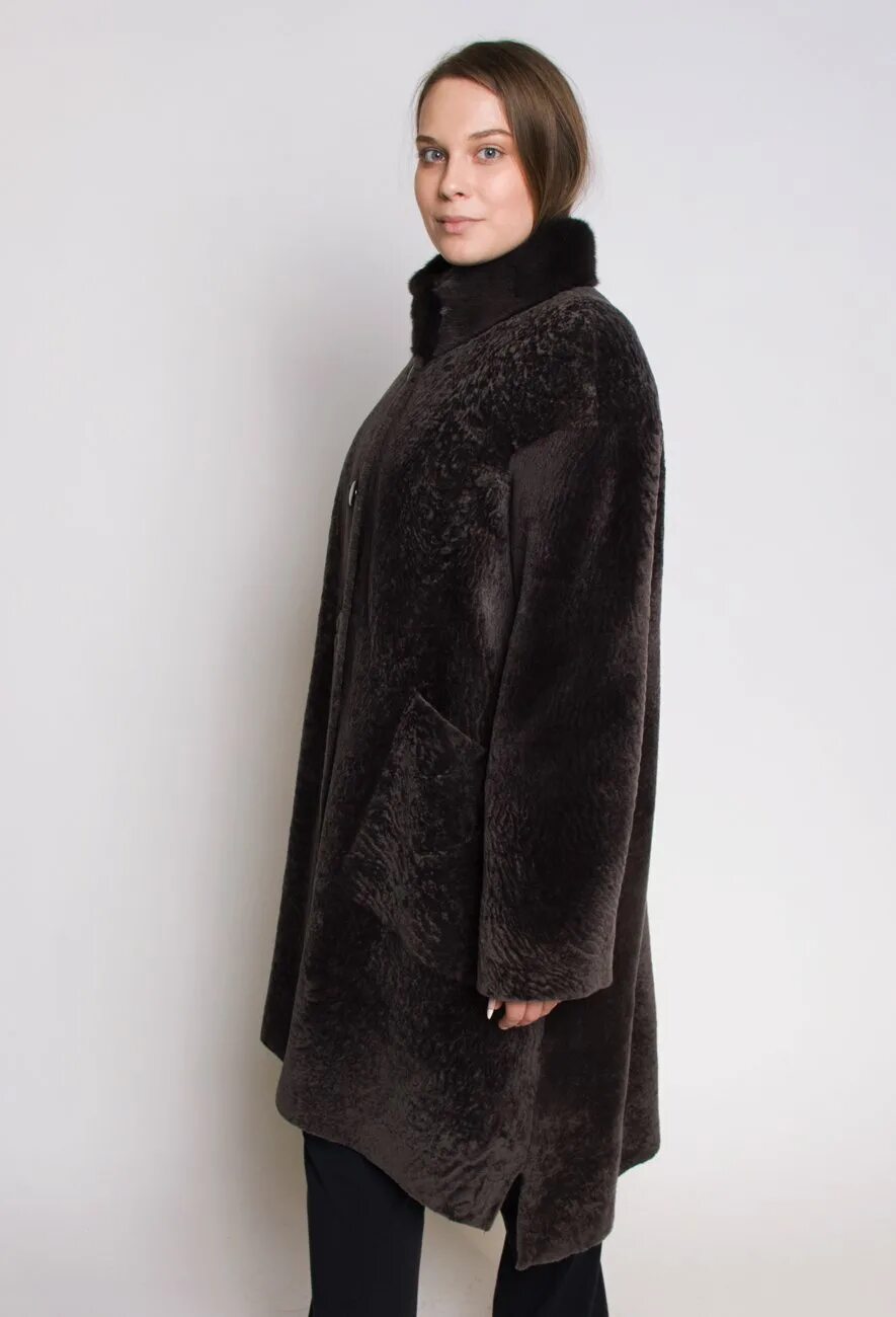 Шуба астраган снежная королева. Шуба астраган изумруд. Астраган зверек. Астраган мех какого животного. Алеф шубы из астрагана.