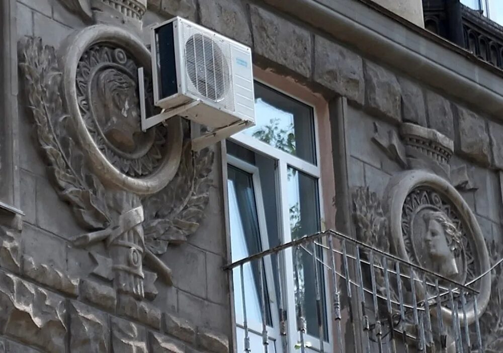 В москве на зданиях установили