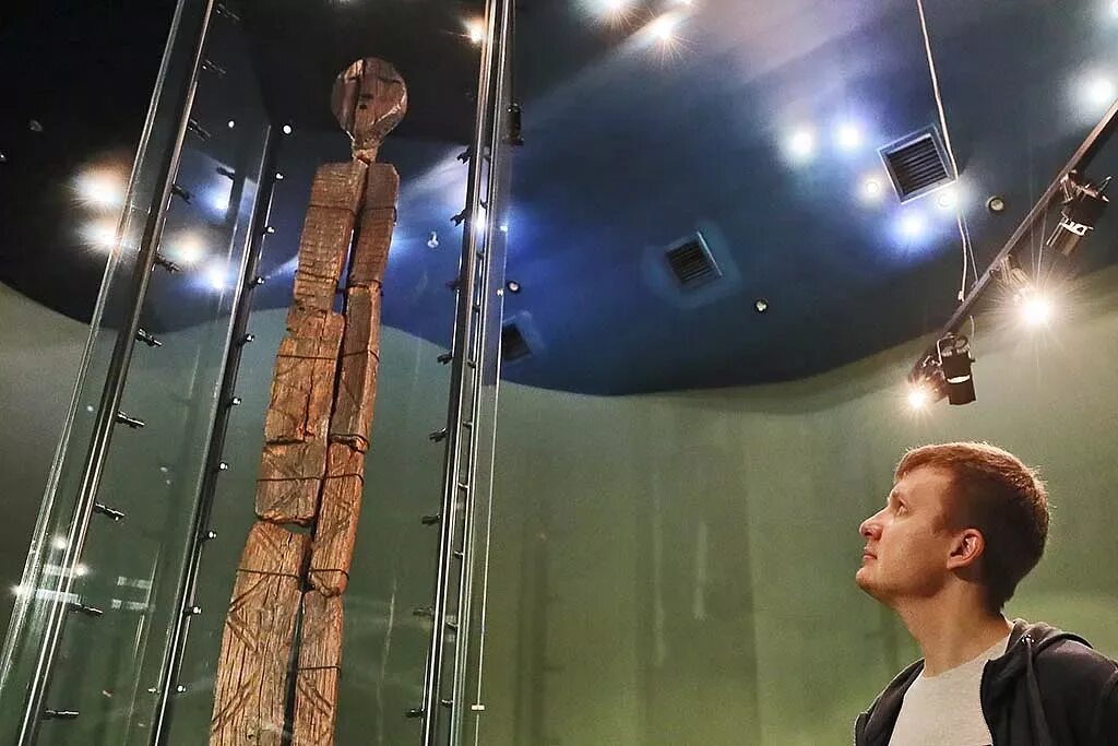 Большой шигирский идол был обнаружен во время. Шигирский идол музей. Большой Шигирский идол в Екатеринбурге. Трейл «Шигирский идол». Шигирский идол в современном искусстве.