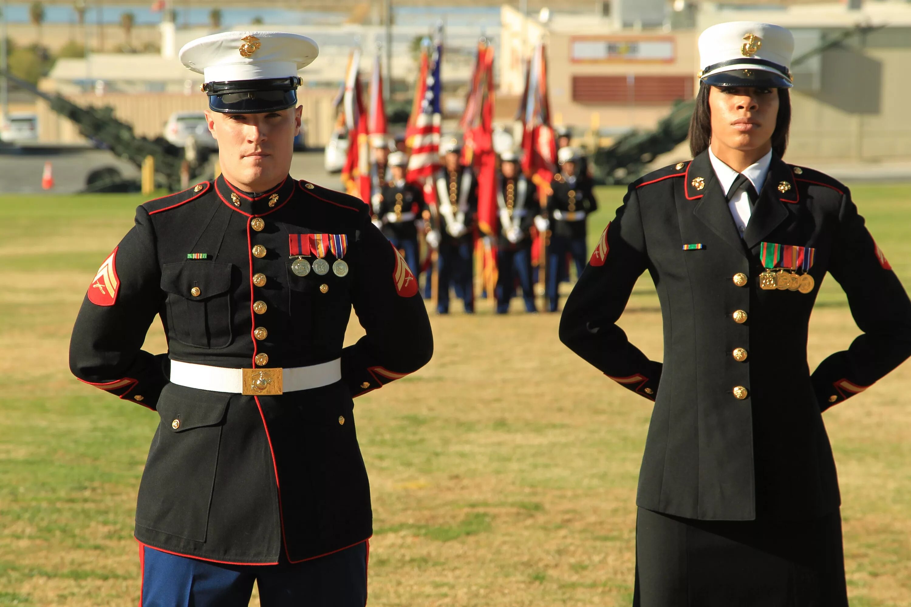 Прибывший офицер. Марине Корпс. USMC Marine Corps uniforms. Marine Corps США форма. Парадная форма Генерала армии США.