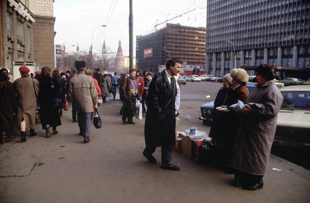 Святые Москва 90е. Тверская улица в 1990е. Россия в 1990-е годы. Россия 90 Москва.
