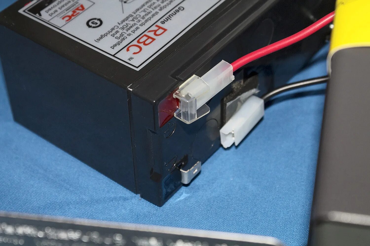 Apc smart 420. Smart-ups sc 420. smart ups sc 450 внутри. разъем питания акб apc.