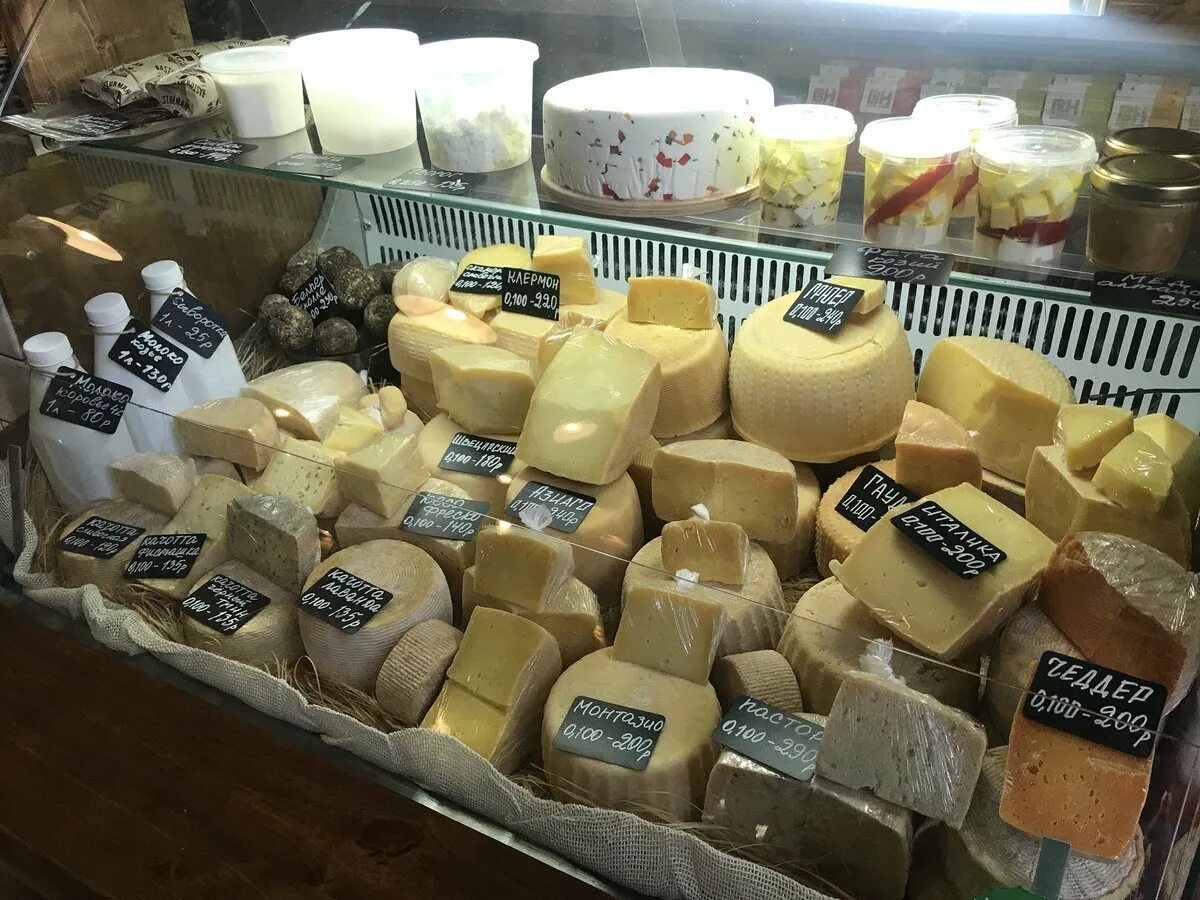Прилавок сыров. Сыроварня Moo Cheese Астрахань. Ассортимент сыра. Красивая выкладка сыров. Выкладка сыров в магазине.
