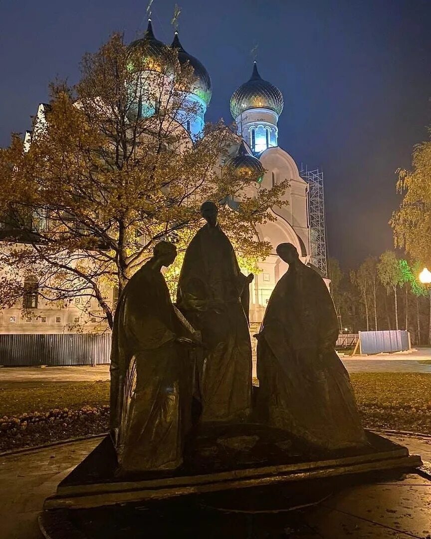 Музыкальный вечер в губернаторском саду ярославль. Парк на стрелке ярославль. Ярославль ночью. Ярославль в мае фото. Куда сходить вечером в ярославле.