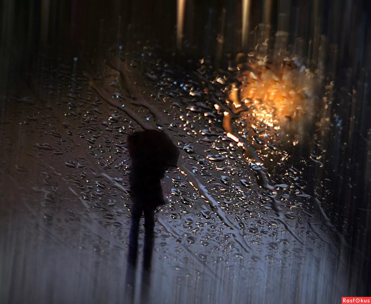 человек на темной улице. парень и девушка под дождем. вечерняя улица черно белое. ночью в дождь тень. девушка ночь пустая улица.