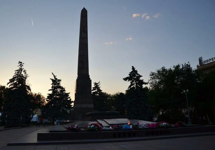 Городище площадь павших борцов 1. Памятник на площади павших борцов в волгограде. вечный огонь на площади павших борцов волгоград. городище площадь павших борцов памятник. площадь павших борцов камышин.