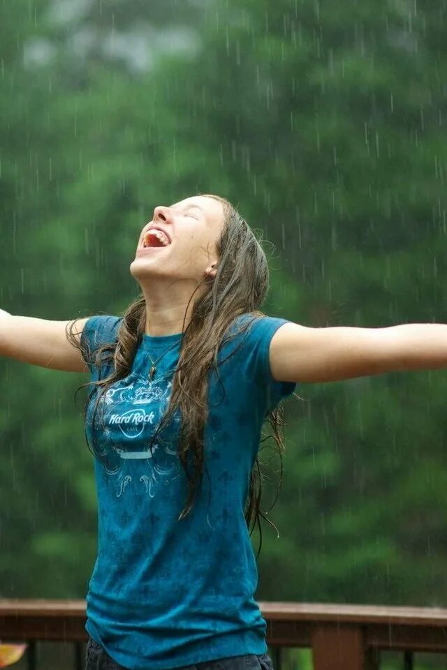 She s in the rain. Девушка под дождем. Девушка смеется. Счастливая девушка. Радостная девушка под дождем.