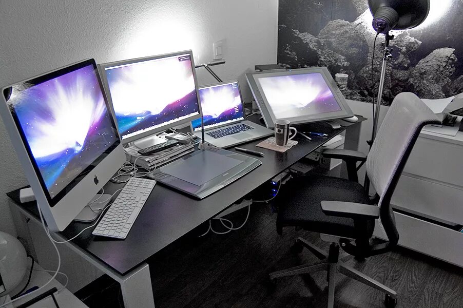 Какой компьютер лучше для работы. Imac studio 2025. компьютеризированное рабочее место. рабочее место 3д дизайнера. стол для нескольких компьютеров.