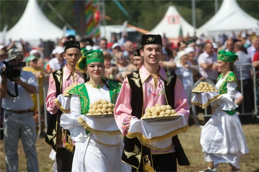 Mdbu tatar. Сабантуй татарский национальный праздник. Сабантуй у татар. Национальные праздники Татарстана Сабантуй. Праздник Сабантуй у татар.