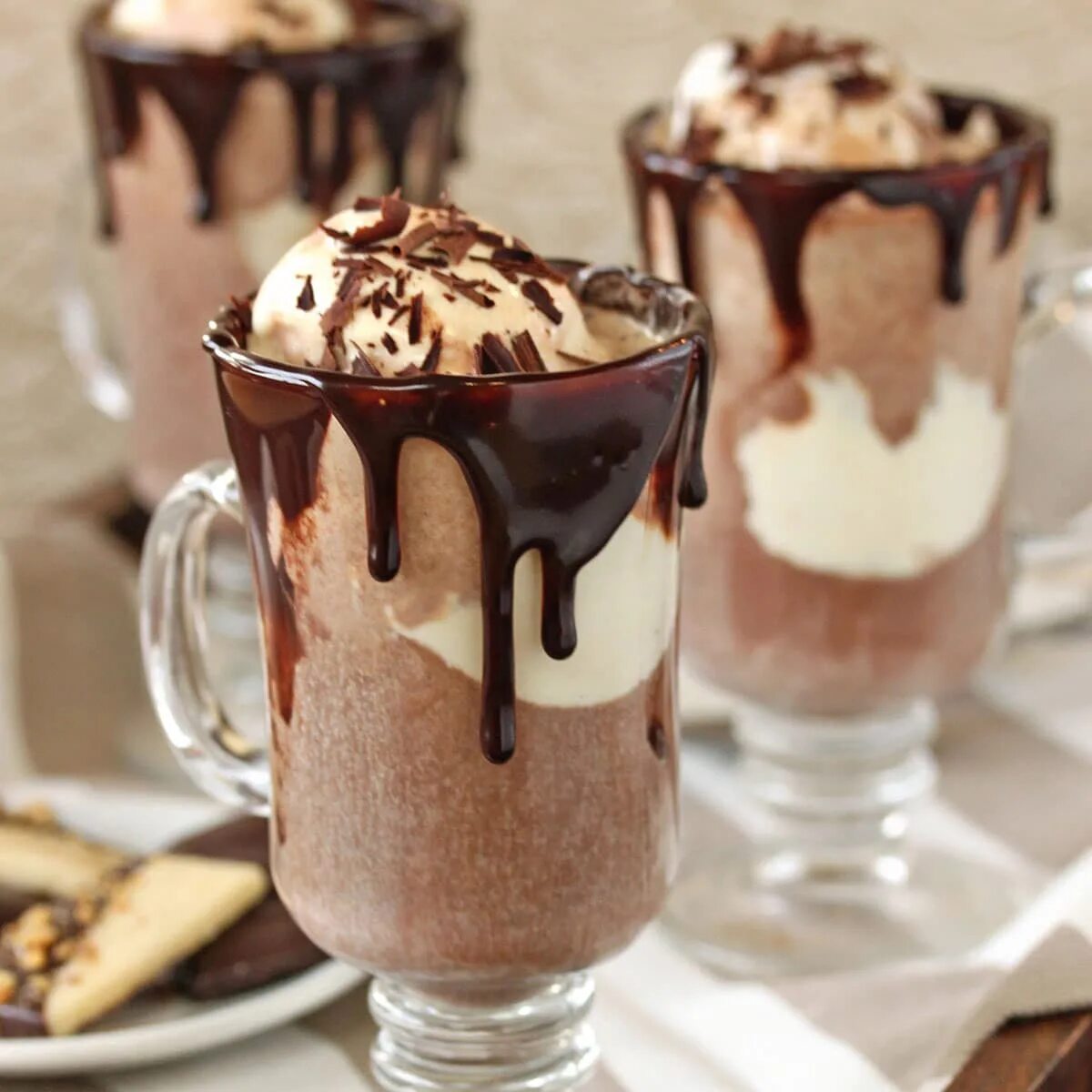 Холодный кофе с мороженым. Горячий шоколад с мороженым. Кофейный шоколад мороженое. Мороженое горячий шоколад. Какао с мороженым.