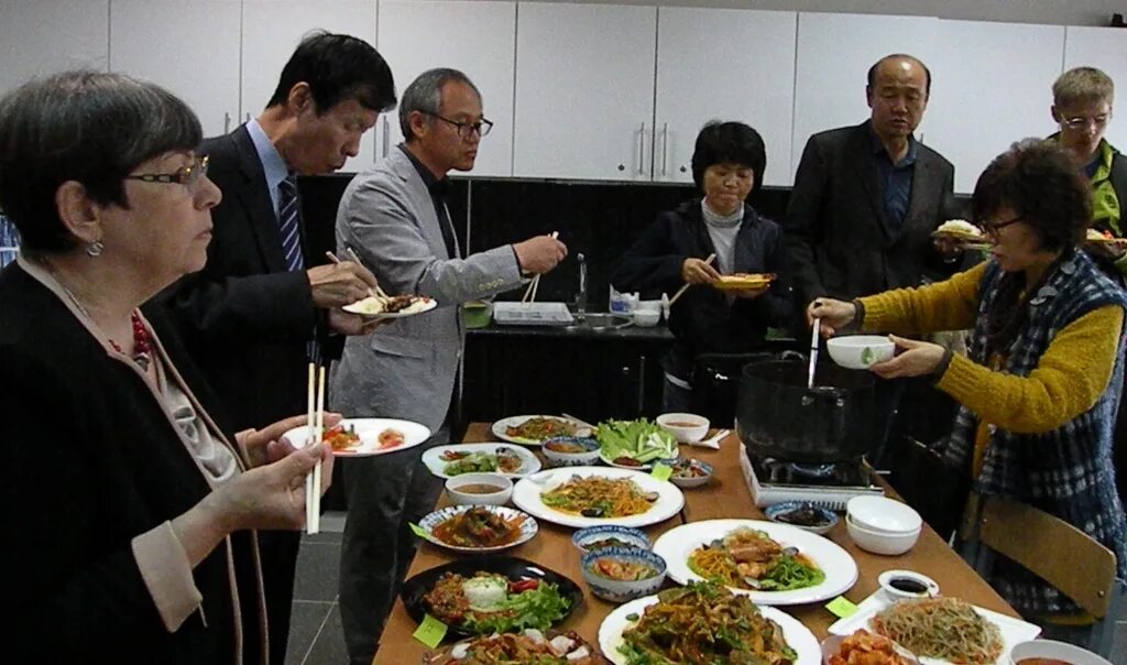 Блюда в ресторане. Суши бар хоккайдо. Владивосток ресторан краб. Морепродукты дальнего востока. Кухня сахалина.