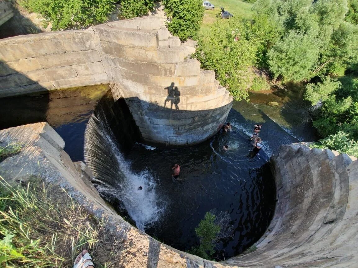 Между двумя плотинами 4 букв