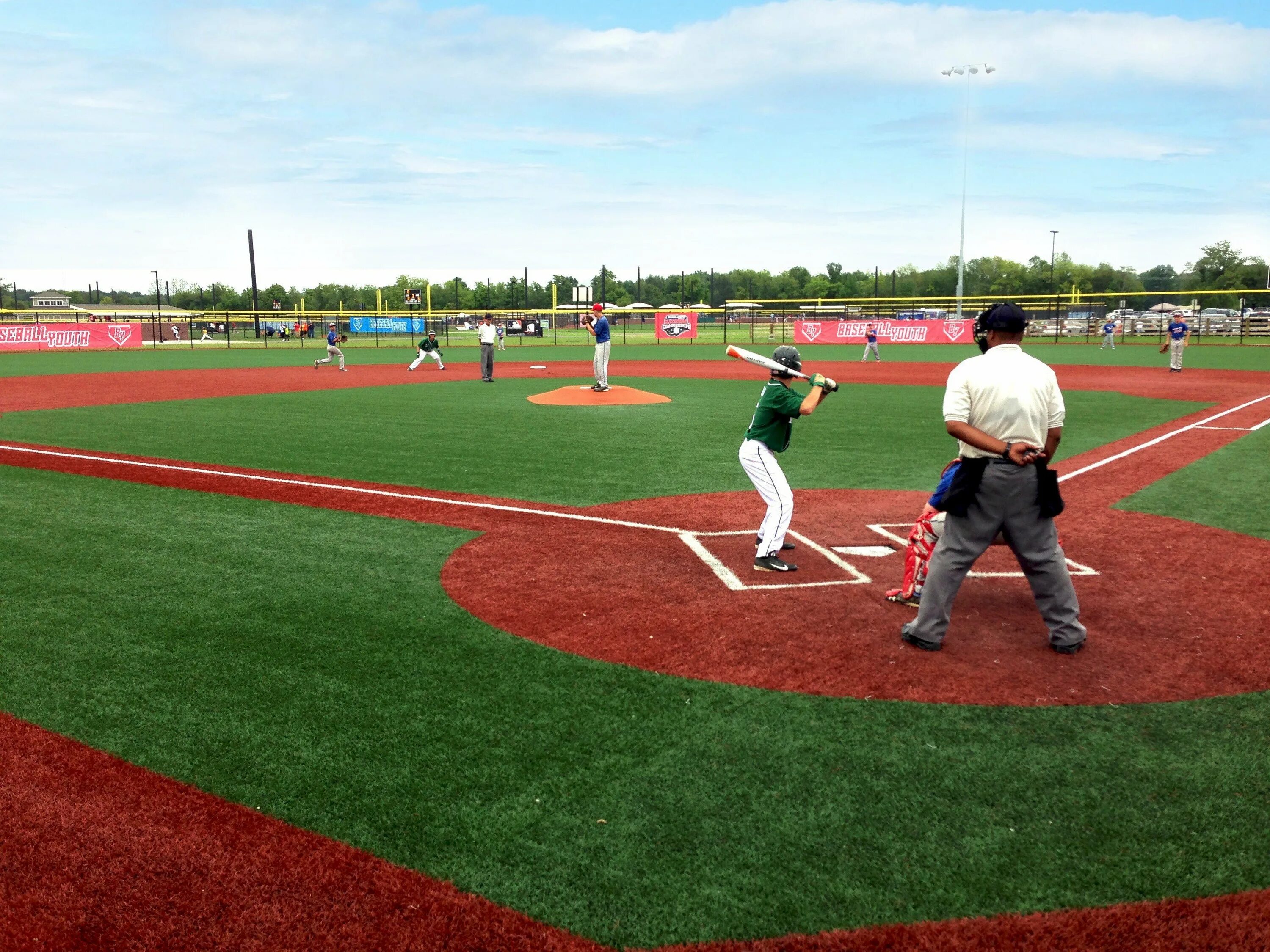 В начале игры на поле. Игра с мячом на поле. baseball game. поля для игры спортивных игр в мяч. поле для игры.