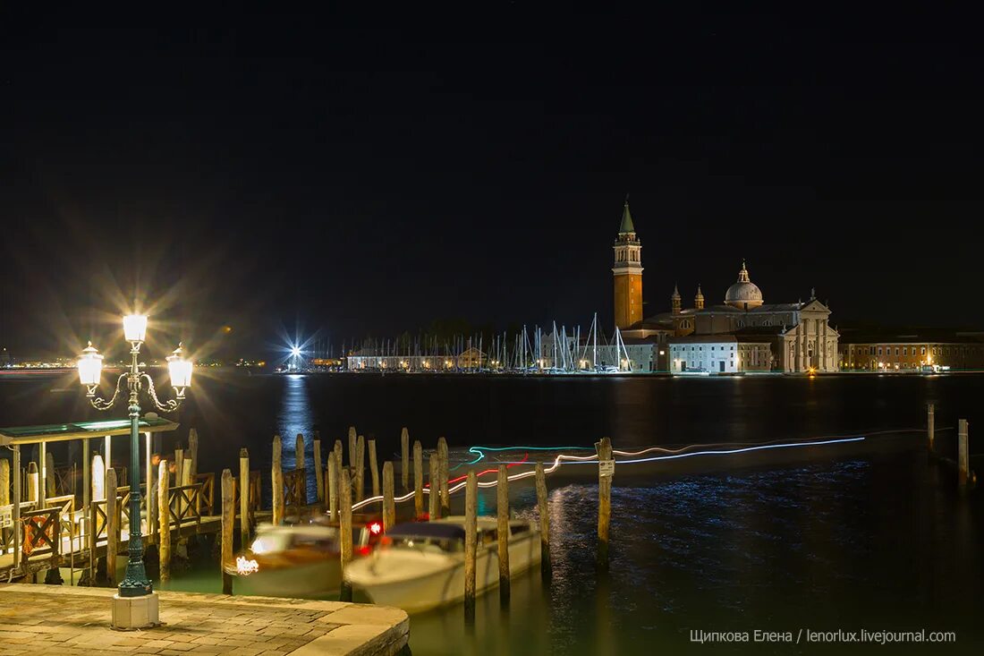 Студенты ночью в парке. Псков кремль россия начинается здесь. Троицкий собор псков россия начинается здесь. Псков кремль россия начинается здесь. Псков русь начинается здесь.