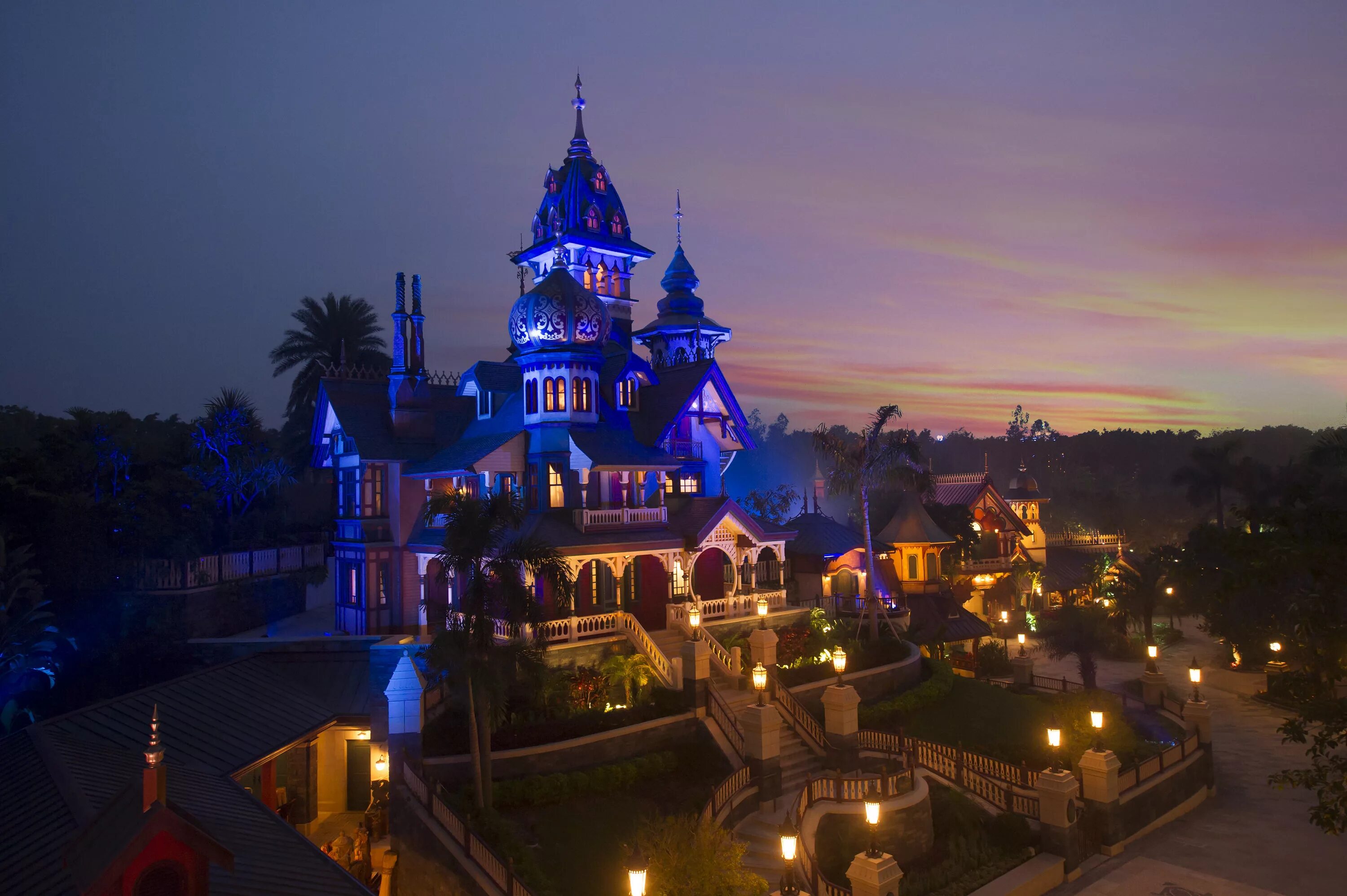 Дисней парк гонконг. Mystic mansion. Диснейленд гонконг. Mystic manor. Диснейленд в гонконге фото.